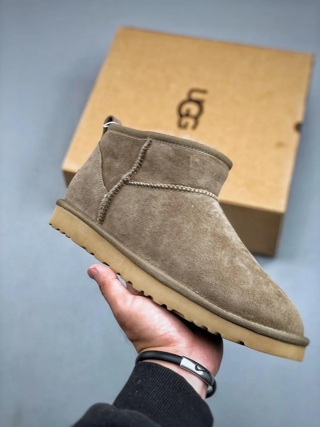 Local self-pickup 💰520 supports store placement. The top version on the market. UGG Mini thin-soled black short tube 1.5cm popular style. Produced by a major foreign trade factory in Guangzhou. Real sheep fur from toe to insole. Independent outer box packaging. Chip. Waterproof process. Different from any version on the market. 3cm thick sole, independently developed outsole, cashmere insole, keeping warm in winter, suitable for home use. In the new year, uug has launched a style series, which is partially geared towards the preferences of young consumers. It has also moved to the forefront of fashion trends. Shoe body material, water-repellent coated suede upper, 17mm UGGPURE™ implanted wool insole, lightweight non-slip and comfortable rubber outsole, with brand LOGO, and full packaging. Size: 35-44